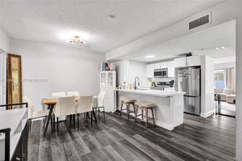 Townhouse in Tamarac, Florida 2 bedrooms, 133.78 sq.m. № 2052330 - photo 18