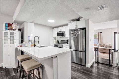 Townhouse in Tamarac, Florida 2 bedrooms, 133.78 sq.m. № 2052330 - photo 19