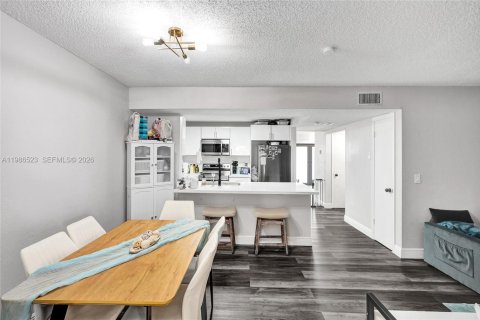 Townhouse in Tamarac, Florida 2 bedrooms, 133.78 sq.m. № 2052330 - photo 21