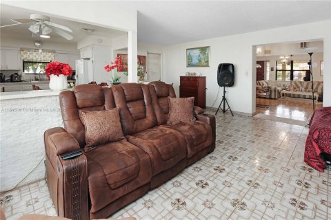 Commercial property in Hialeah, Florida № 1840775 - photo 13