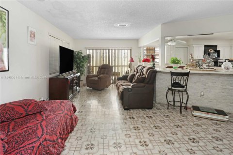 Commercial property in Hialeah, Florida № 1840775 - photo 11