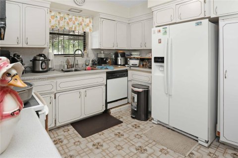 Commercial property in Hialeah, Florida № 1840775 - photo 20