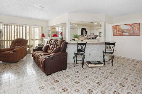 Commercial property in Hialeah, Florida № 1840775 - photo 12