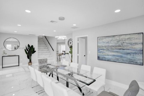 Villa ou maison à vendre à Deerfield Beach, Floride: 6 chambres, 282.05 m2 № 1995840 - photo 2