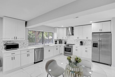 Villa ou maison à vendre à Deerfield Beach, Floride: 6 chambres, 282.05 m2 № 1995840 - photo 9