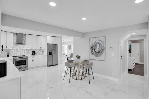 Villa ou maison à vendre à Deerfield Beach, Floride: 6 chambres, 282.05 m2 № 1995840 - photo 8