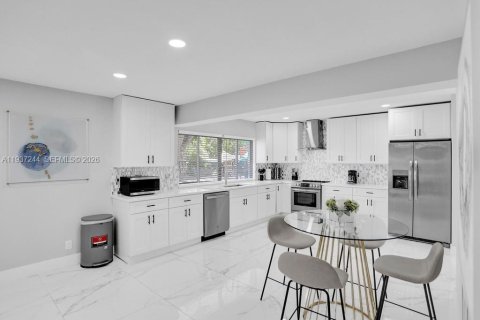 Villa ou maison à vendre à Deerfield Beach, Floride: 6 chambres, 282.05 m2 № 1995840 - photo 6