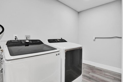 Villa ou maison à vendre à Deerfield Beach, Floride: 6 chambres, 282.05 m2 № 1995840 - photo 20