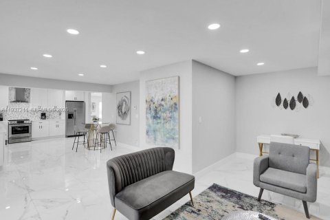 Villa ou maison à vendre à Deerfield Beach, Floride: 6 chambres, 282.05 m2 № 1995840 - photo 15