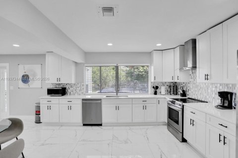 Villa ou maison à vendre à Deerfield Beach, Floride: 6 chambres, 282.05 m2 № 1995840 - photo 10