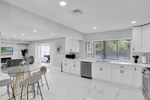 Villa ou maison à vendre à Deerfield Beach, Floride: 6 chambres, 282.05 m2 № 1995840 - photo 4