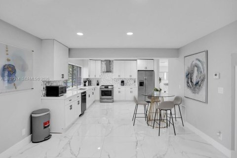 Villa ou maison à vendre à Deerfield Beach, Floride: 6 chambres, 282.05 m2 № 1995840 - photo 7