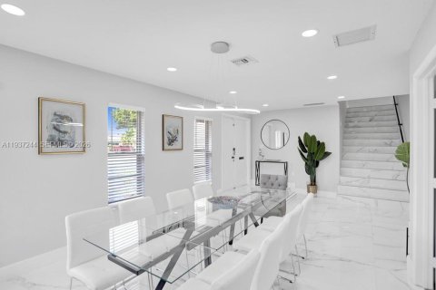 Villa ou maison à vendre à Deerfield Beach, Floride: 6 chambres, 282.05 m2 № 1995840 - photo 25