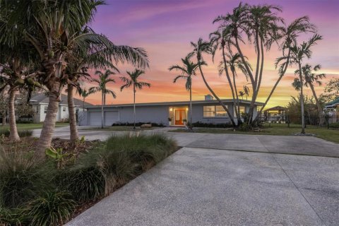 House in Bradenton, Florida 4 bedrooms, 306.02 sq.m. № 1898670 - photo 1