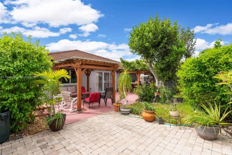 Casa en venta en Hialeah, Florida, 3 dormitorios, 147.44 m2 № 1950838 - foto 26