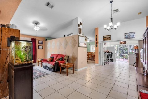 Casa en venta en Hialeah, Florida, 3 dormitorios, 147.44 m2 № 1950838 - foto 6