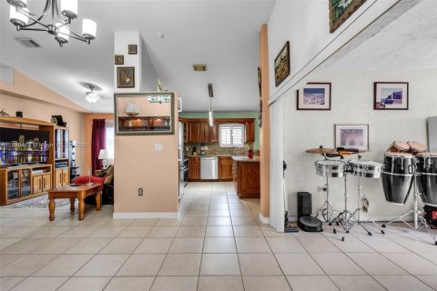 Casa en venta en Hialeah, Florida, 3 dormitorios, 147.44 m2 № 1950838 - foto 9