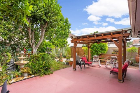 Casa en venta en Hialeah, Florida, 3 dormitorios, 147.44 m2 № 1950838 - foto 25