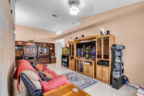 Casa en venta en Hialeah, Florida, 3 dormitorios, 147.44 m2 № 1950838 - foto 8