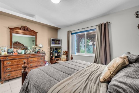 Casa en venta en Hialeah, Florida, 3 dormitorios, 147.44 m2 № 1950838 - foto 18