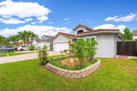 Casa en venta en Hialeah, Florida, 3 dormitorios, 147.44 m2 № 1950838 - foto 4