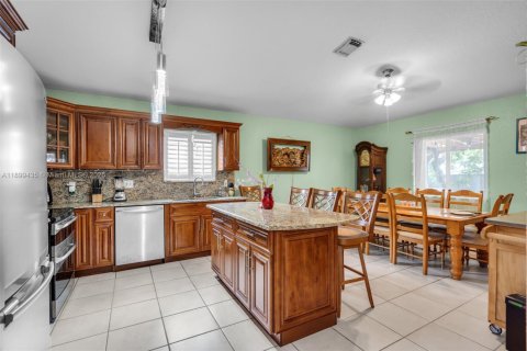 Casa en venta en Hialeah, Florida, 3 dormitorios, 147.44 m2 № 1950838 - foto 11