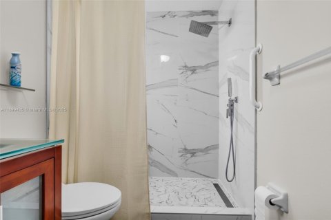 Casa en venta en Hialeah, Florida, 3 dormitorios, 147.44 m2 № 1950838 - foto 20