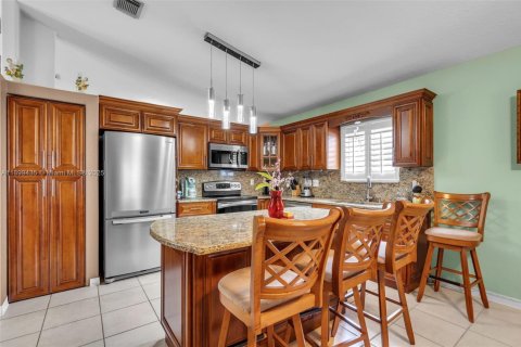 Casa en venta en Hialeah, Florida, 3 dormitorios, 147.44 m2 № 1950838 - foto 12
