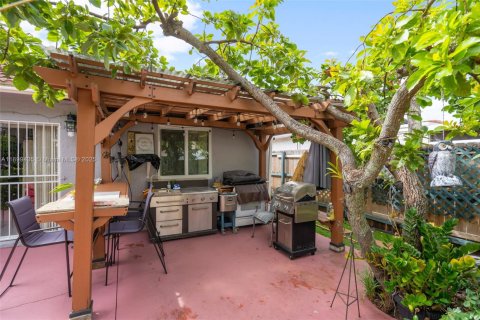 Casa en venta en Hialeah, Florida, 3 dormitorios, 147.44 m2 № 1950838 - foto 28