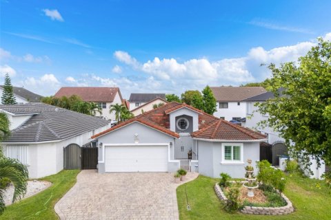 Casa en venta en Hialeah, Florida, 3 dormitorios, 147.44 m2 № 1950838 - foto 3