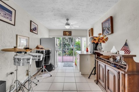 Casa en venta en Hialeah, Florida, 3 dormitorios, 147.44 m2 № 1950838 - foto 10