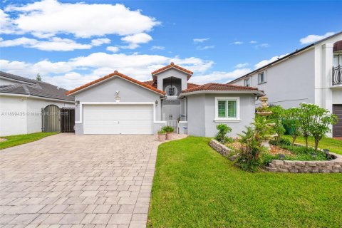 Casa en venta en Hialeah, Florida, 3 dormitorios, 147.44 m2 № 1950838 - foto 1