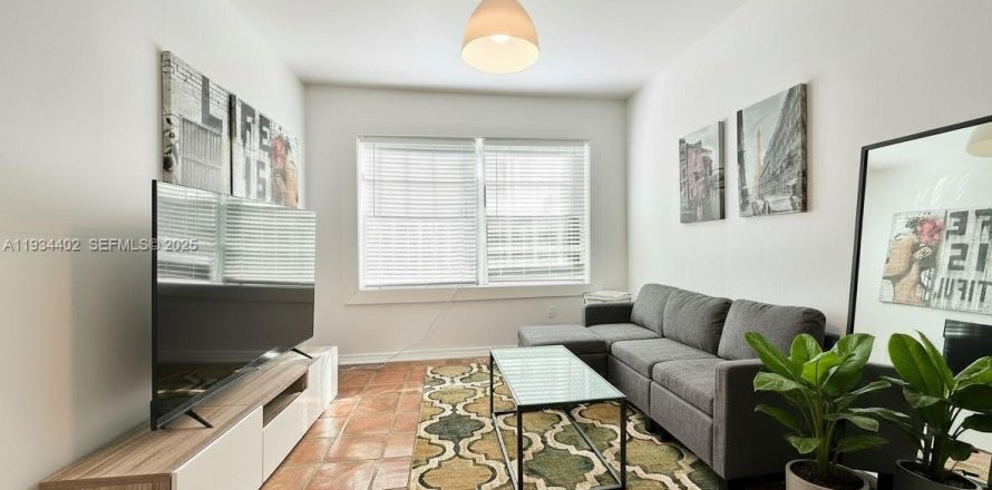 Condominio en Miami Beach, Florida, 1 dormitorio  № 1993911