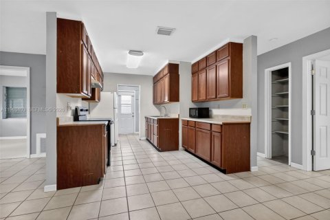 Купить виллу или дом в Мирамар, Флорида 2 спальни, 103.03м2, № 2024222 - фото 8