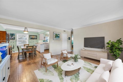 Condo in Miami, Florida, 2 bedrooms  № 2003560 - photo 3