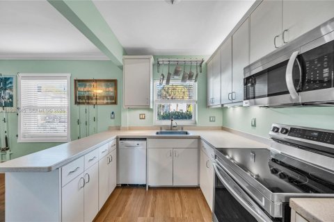 Condo in Miami, Florida, 2 bedrooms  № 2003560 - photo 12