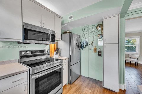 Condo in Miami, Florida, 2 bedrooms  № 2003560 - photo 14