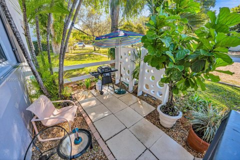 Condo in Miami, Florida, 2 bedrooms  № 2003560 - photo 25