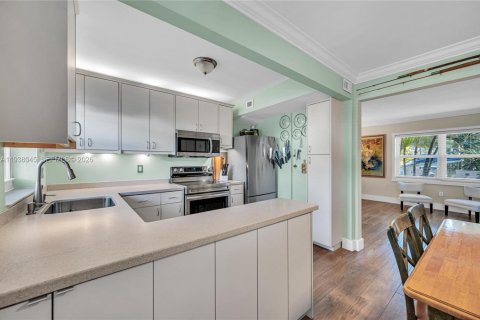 Condo in Miami, Florida, 2 bedrooms  № 2003560 - photo 18