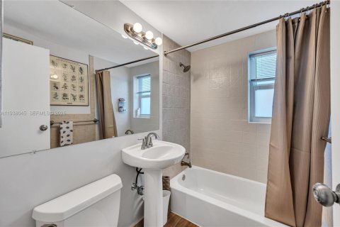 Condo in Miami, Florida, 2 bedrooms  № 2003560 - photo 9