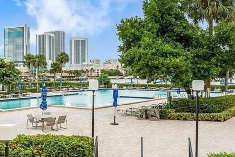 Condominio en venta en Hallandale Beach, Florida, 2 dormitorios, 130.06 m2 № 2186161 - foto 10