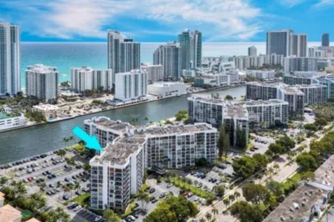 Condominio en venta en Hallandale Beach, Florida, 2 dormitorios, 130.06 m2 № 2186161 - foto 16