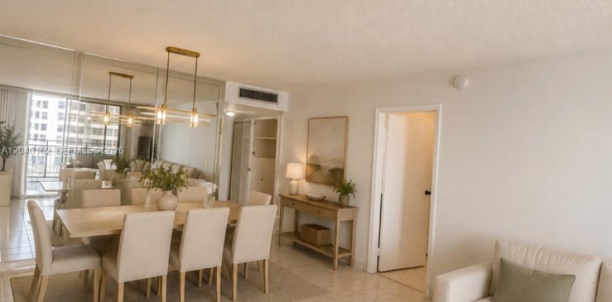 Condominio en Hallandale Beach, Florida, 2 dormitorios  № 2186161