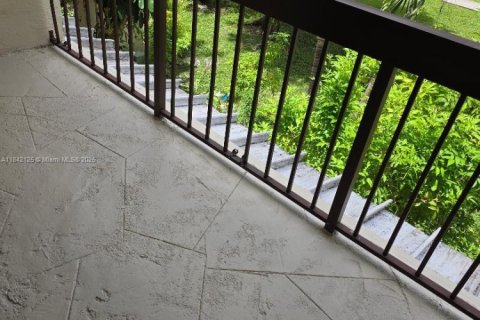 Condo in Miami, Florida, 2 bedrooms  № 1978030 - photo 15