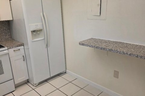 Condo in Miami, Florida, 2 bedrooms  № 1978030 - photo 2