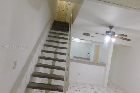 Condo in Miami, Florida, 2 bedrooms  № 1978030 - photo 9