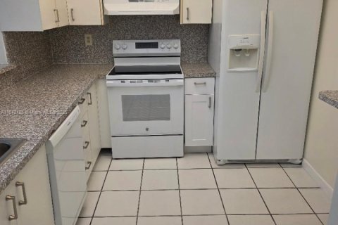 Condo in Miami, Florida, 2 bedrooms  № 1978030 - photo 1