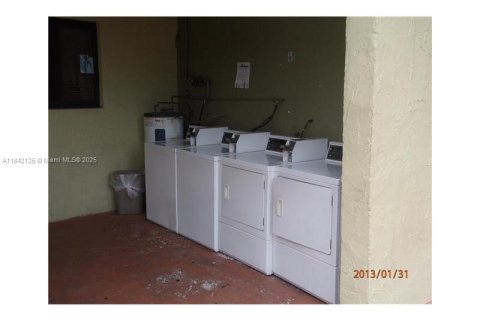 Condo in Miami, Florida, 2 bedrooms  № 1978030 - photo 18