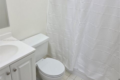 Condo in Miami, Florida, 2 bedrooms  № 1978030 - photo 11