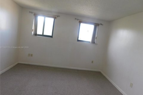 Condo in Miami, Florida, 2 bedrooms  № 1978030 - photo 13